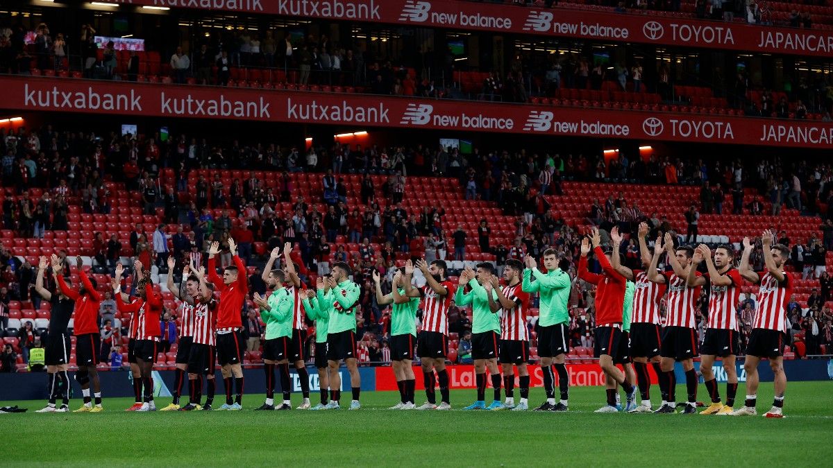 Los jugadores del Athletic al término del encuentro de la decimocuarta jornada de la Liga Santander entre el Athletic Club y el Real Valladolid