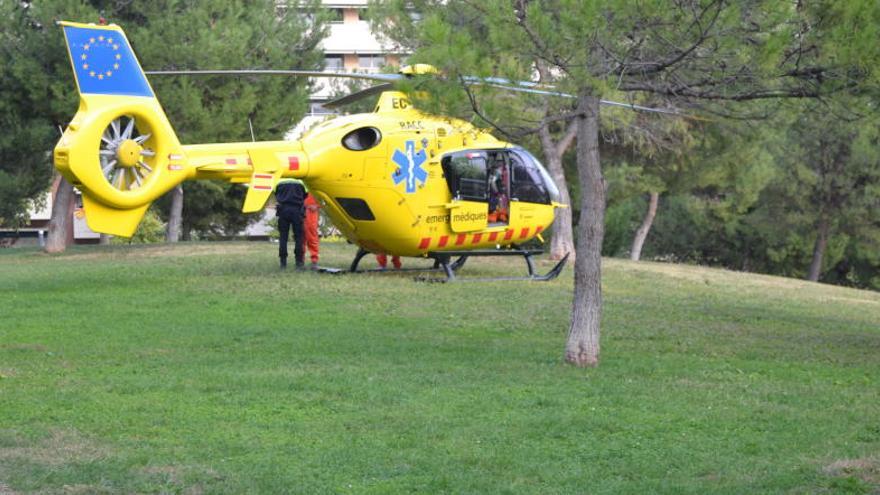 Un helicòpter medicalitzat aterra al Parc de la Font del Gat