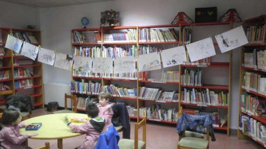 Los pequeños en la biblioteca.