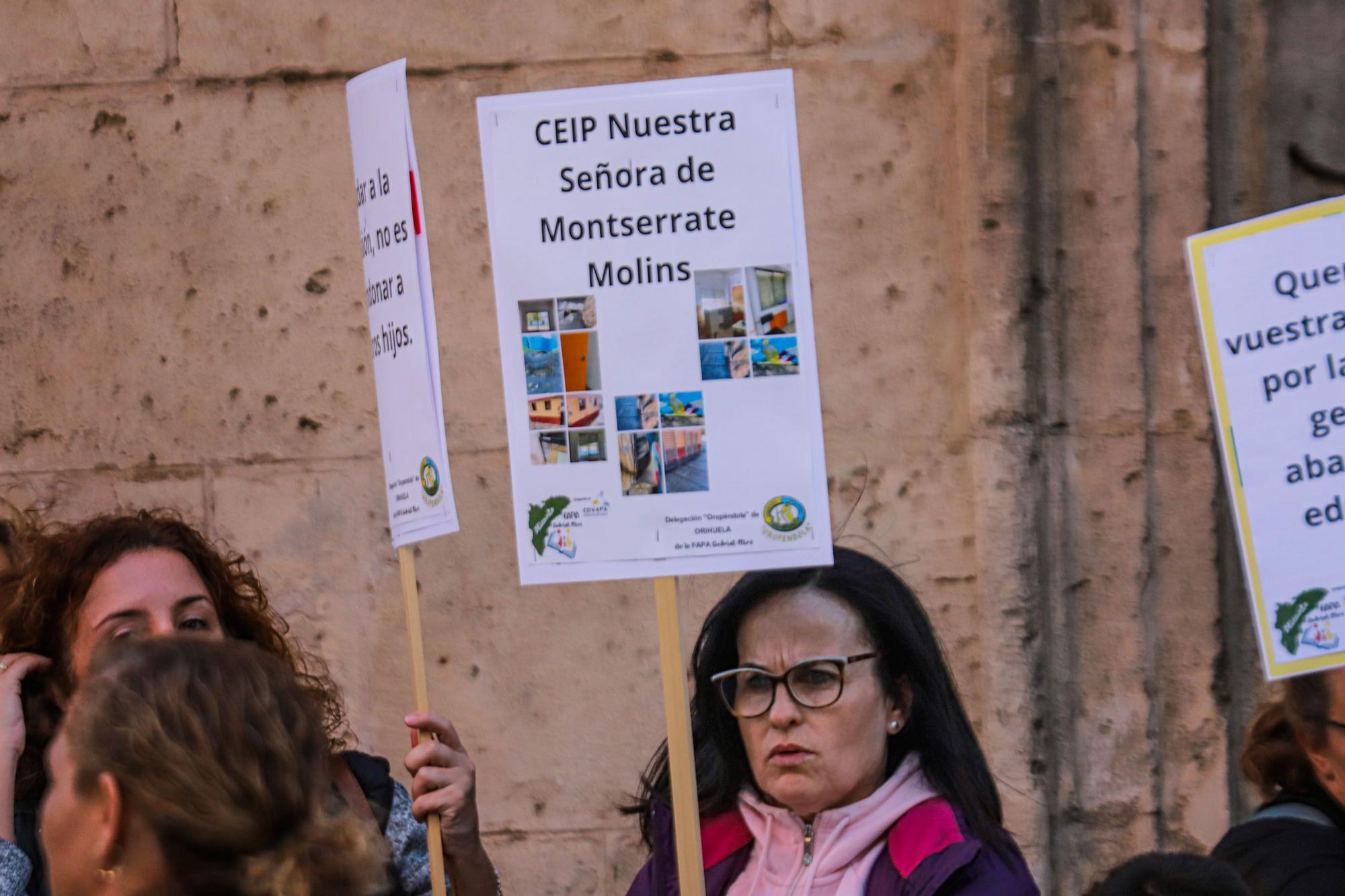 Protesta de las AMPAS  por el mal estado de los colegios en el Ayuntamiento de Orihuela