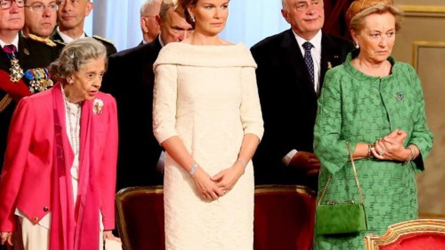 Paola y Matilde optan por la sobriedad y elegancia