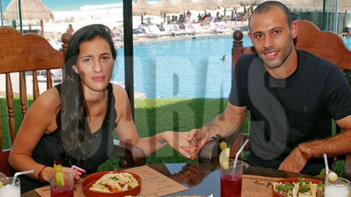 Mascherano posa junto a su esposa