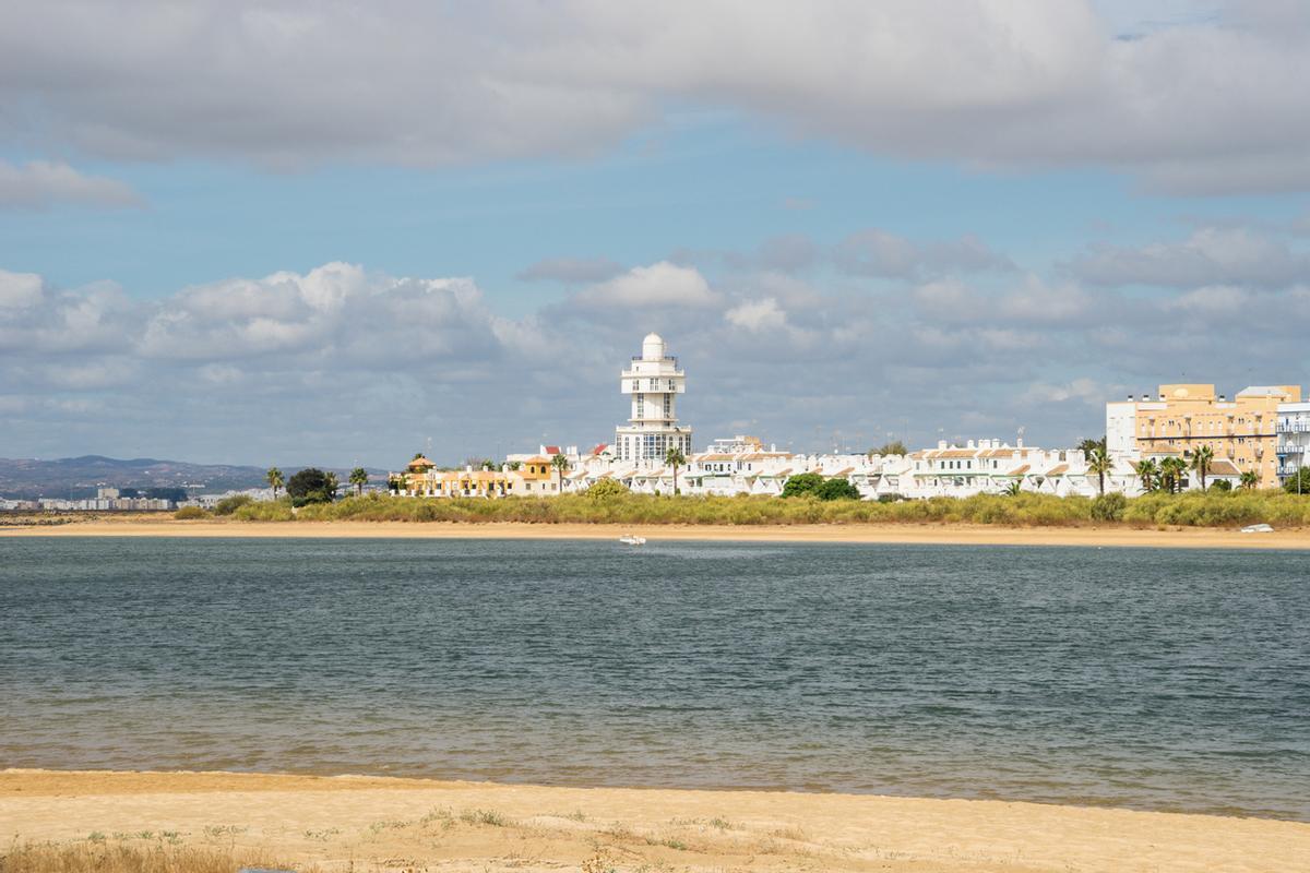 El faro de Isla Cristina, todo un emblema de este destino marinero.