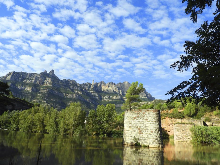 Montserrat. En aquesta bonica imatge de Montserrat, podem veure com està envoltada de núvols com si fossin petits flocs de cotó, que acompanyen una de les muntanyes més màgiques de Catalunya.