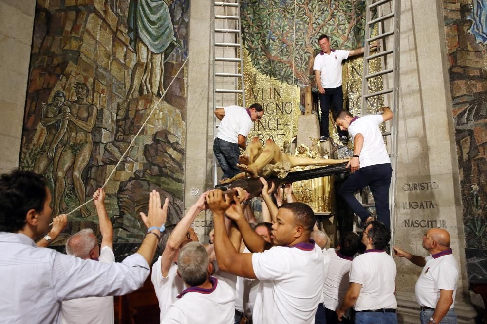 Cientos de devotos llenaron la Colegiata para mostrar respeto y cariño a la figura del Cristo de la Sal.