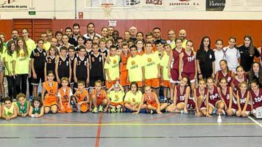 Foto de grup amb tots els equips presents en el novè Torneig Vila de Sallent de basquetbol