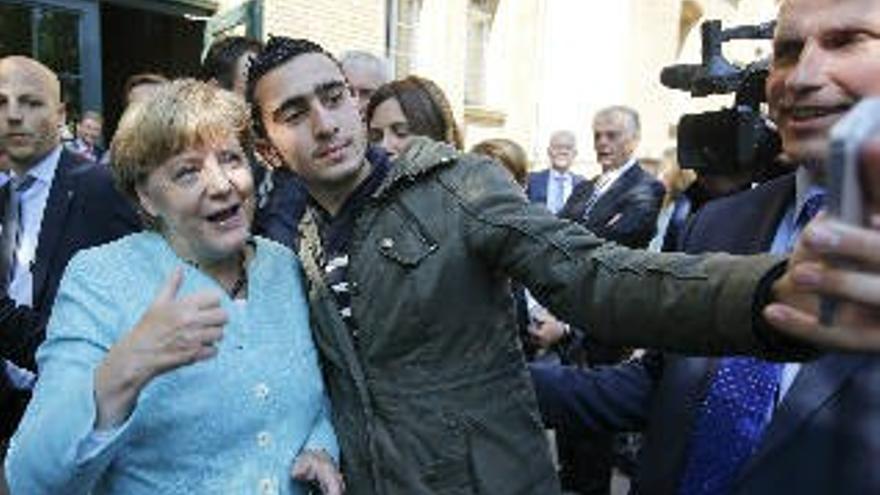 Selfie de Merkel con refugiados