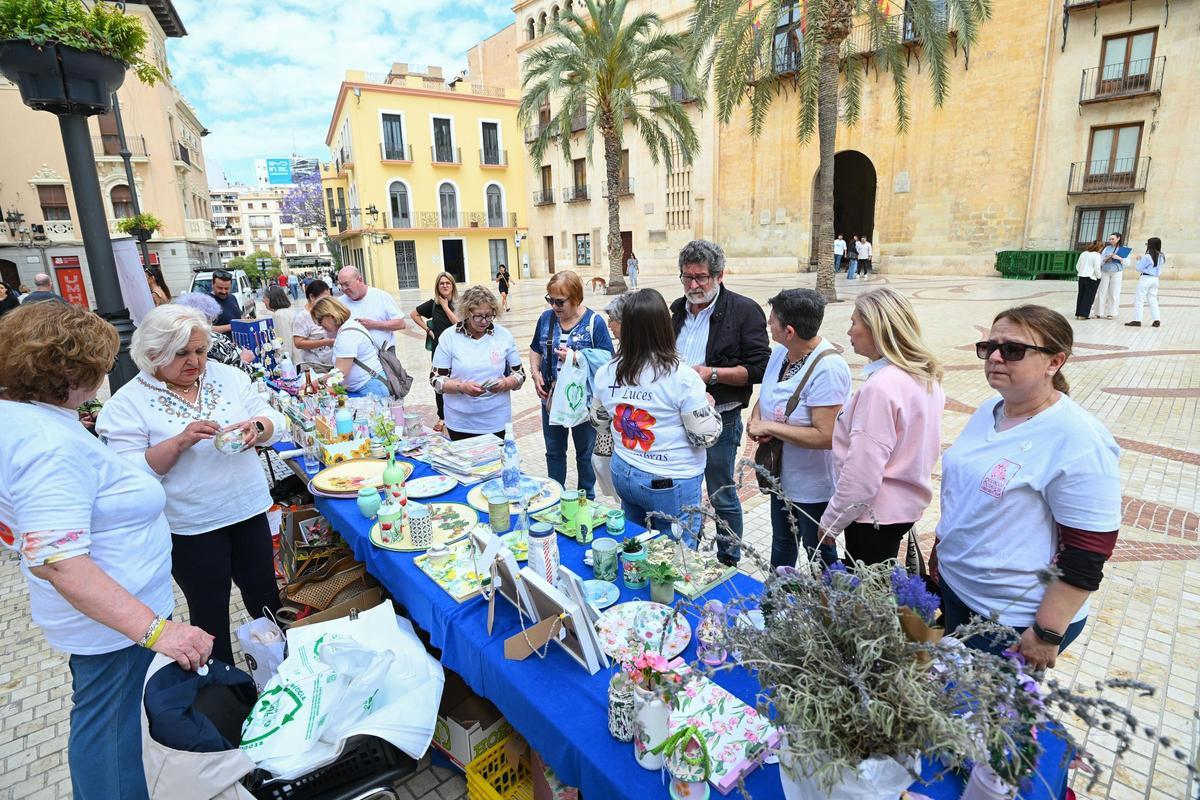 Responsables de la Asociación de Fibromialgia de Elche montaron un mercadillo de productos artesanales en la Plaça de Baix