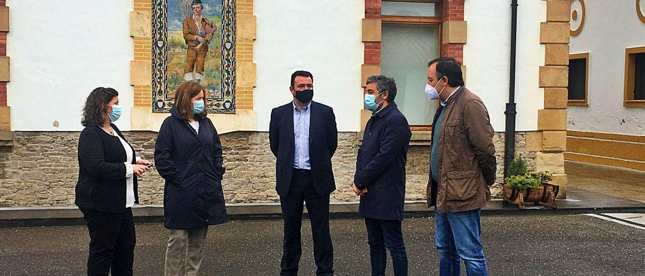 De izquierda a derecha, la directora comercial de El Gaitero, María Cardín; la directora general de Desarrollo Rural y Agroalimentación, Begoña López; el director general de Sidra El Gaitero, Ricardo Cabeza; el consejero de Medio Rural, Alejandro Calvo, y el alcalde de Villaviciosa, Alejandro Vega.