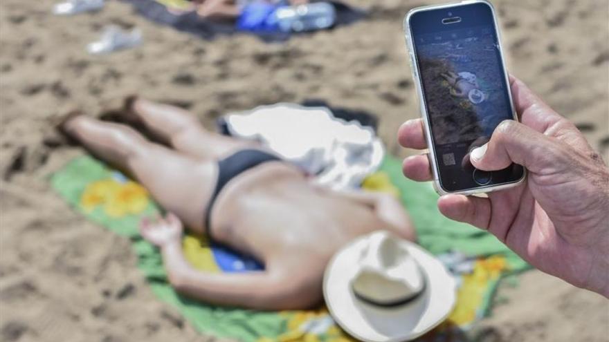 Los mirones aprovechan la tecnología y la impunidad legal para robar desnudos en la playa