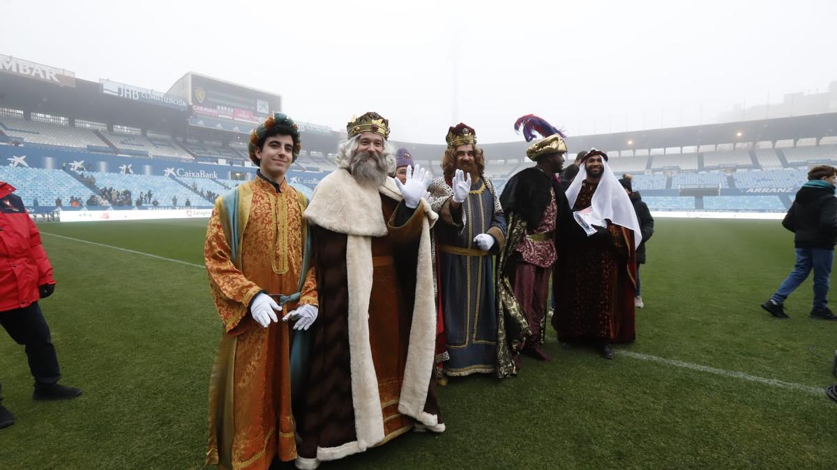 Los Reyes Magos saludan a los niños en el estadio de La Romareda