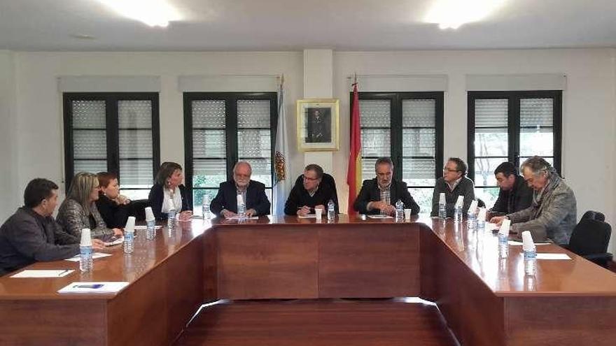 Reunión del Leader en el salón de plenos de Portas. // FdV