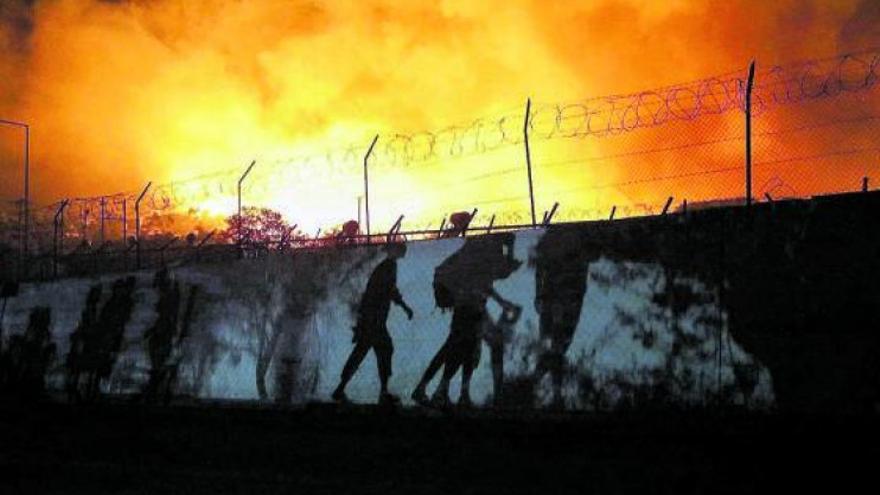 Un incendio arrasa totalmente el campo de refugiados de Moria