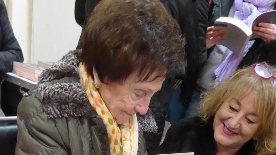 Ángeles Flórez firma un ejemplar de su libro.