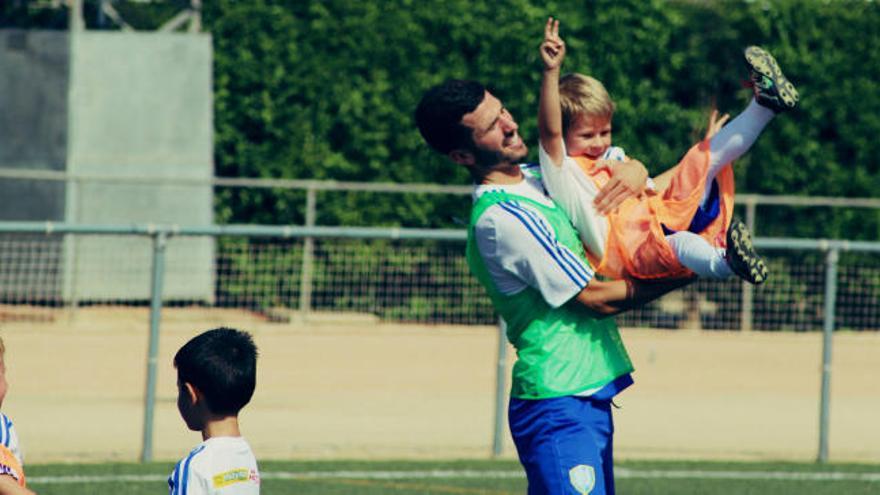 José Luis Gayà, disfrutando con los 300 niños de su campus de verano