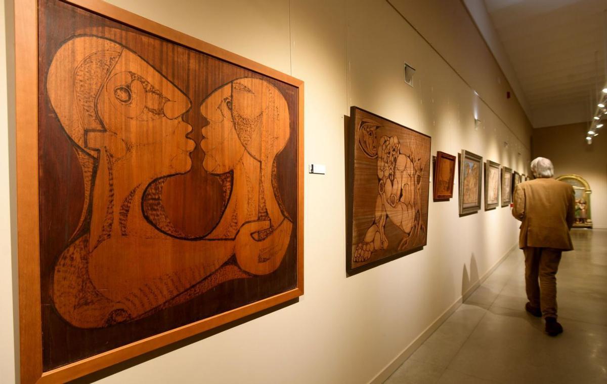 Un hombre, ayer, paseando por la exposición ‘Párraga, 25 años después’. | ISRAEL SÁNCHEZ