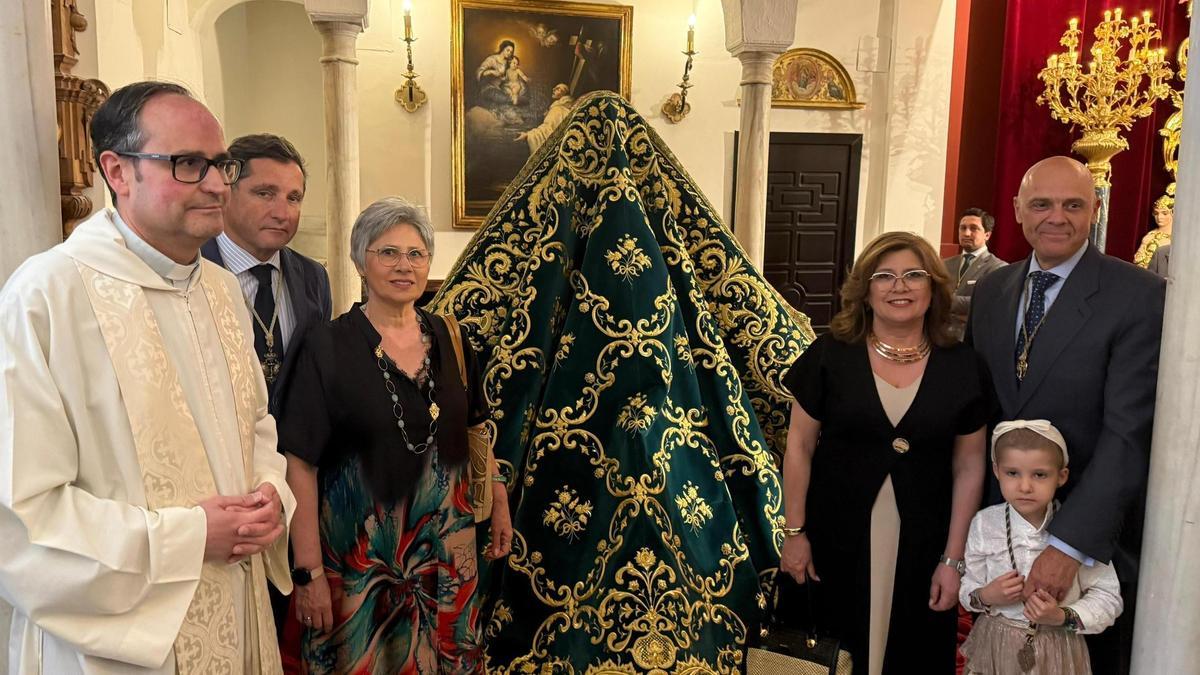 Fotografía de familia en la Capilla de los Marineros después de descubrir el nuevo manto de la Esperanza de Triana.