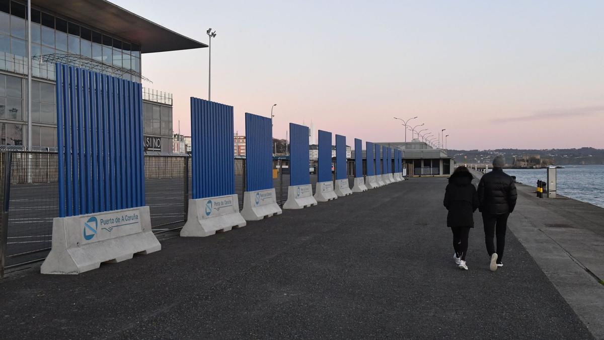 Viandantes paseando por el muelle de trasatlánticos, en A Coruña.