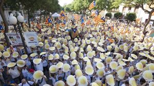 Los manifestantes de Tarragona levantan las cartulinas en forma de punto, este domingo.