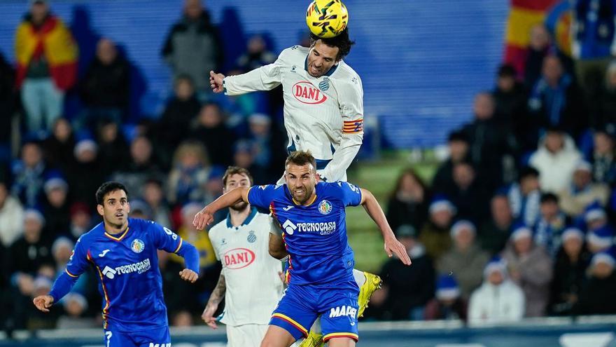 Cabrera se eleva por encima de Mayoral en el partido del Espanyol en Getafe.