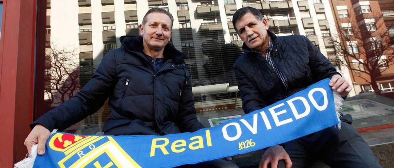 Viti y José Luis Quirós, delante de la redacción de LA NUEVA ESPAÑA, sujetando una bufanda del Oviedo antes de la entrevista.