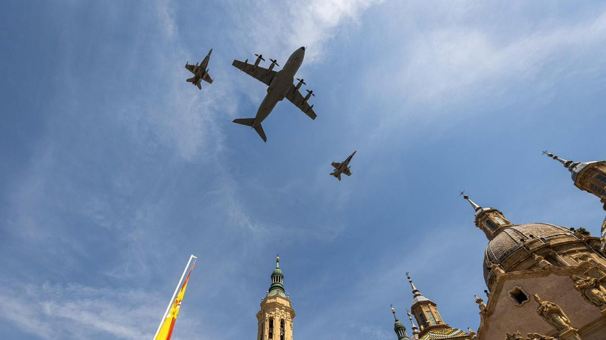 Zaragoza rinde homenaje a las Fuerzas Armadas.