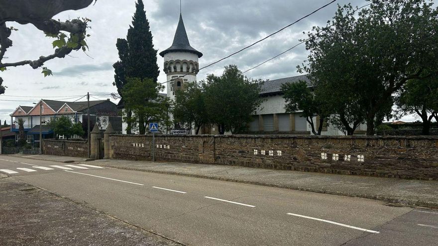 Un tramo de la travesía de la carretera Zamora-Mahíde, en la que se renovará la red de agua. | CH. S.