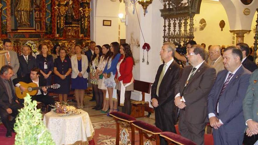 Francisco Zurera ofrece los frutos del campo a la Virgen de Araceli