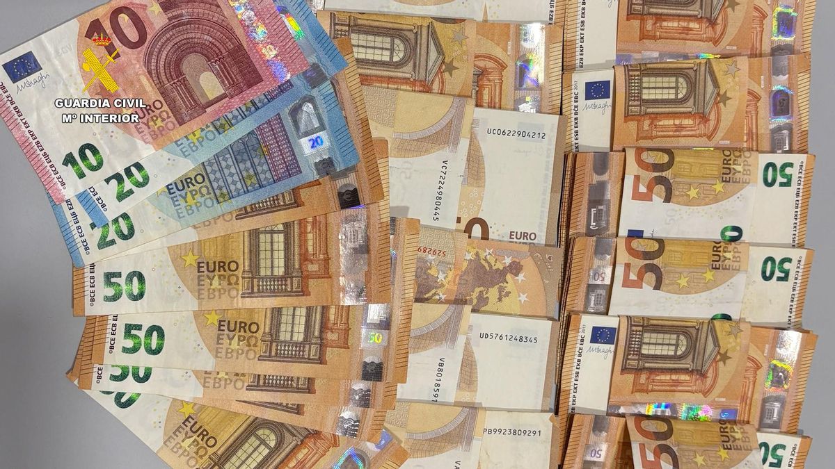 Dinero intervenido por la Guardia Civil.