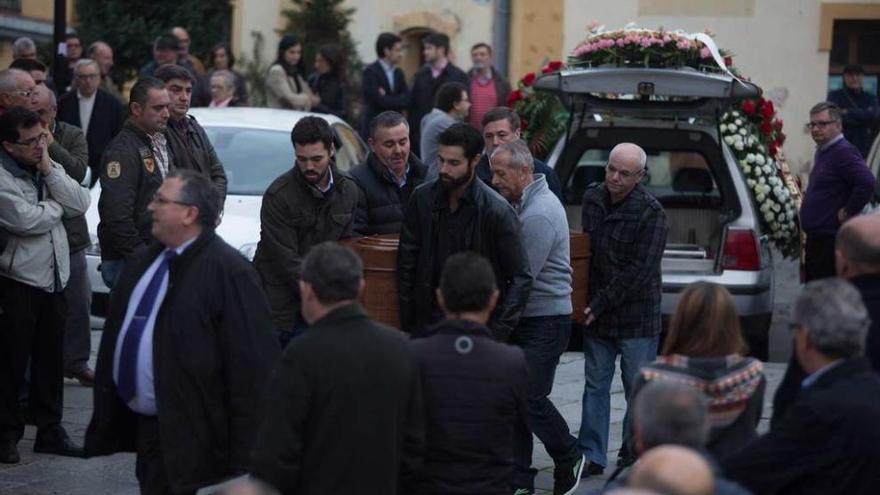 Llegada del féretro con los restos de José Manuel Muñiz a la iglesia, ayer, en Candás. ricardo solís