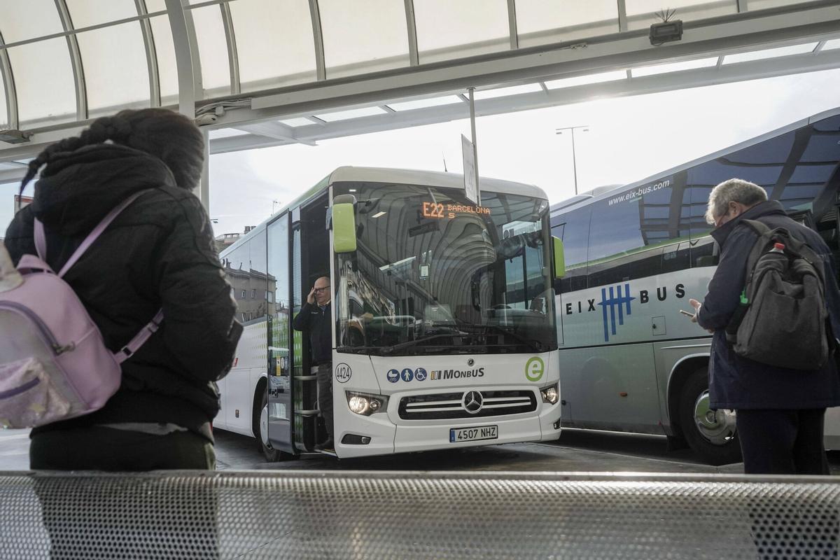Un dels vehicles de Monbus a l'estació d'autobusos de Manresa