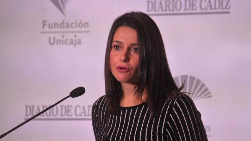 Arrimadas acusa a Sánchez de dar privilegios a los independentistas en prisión