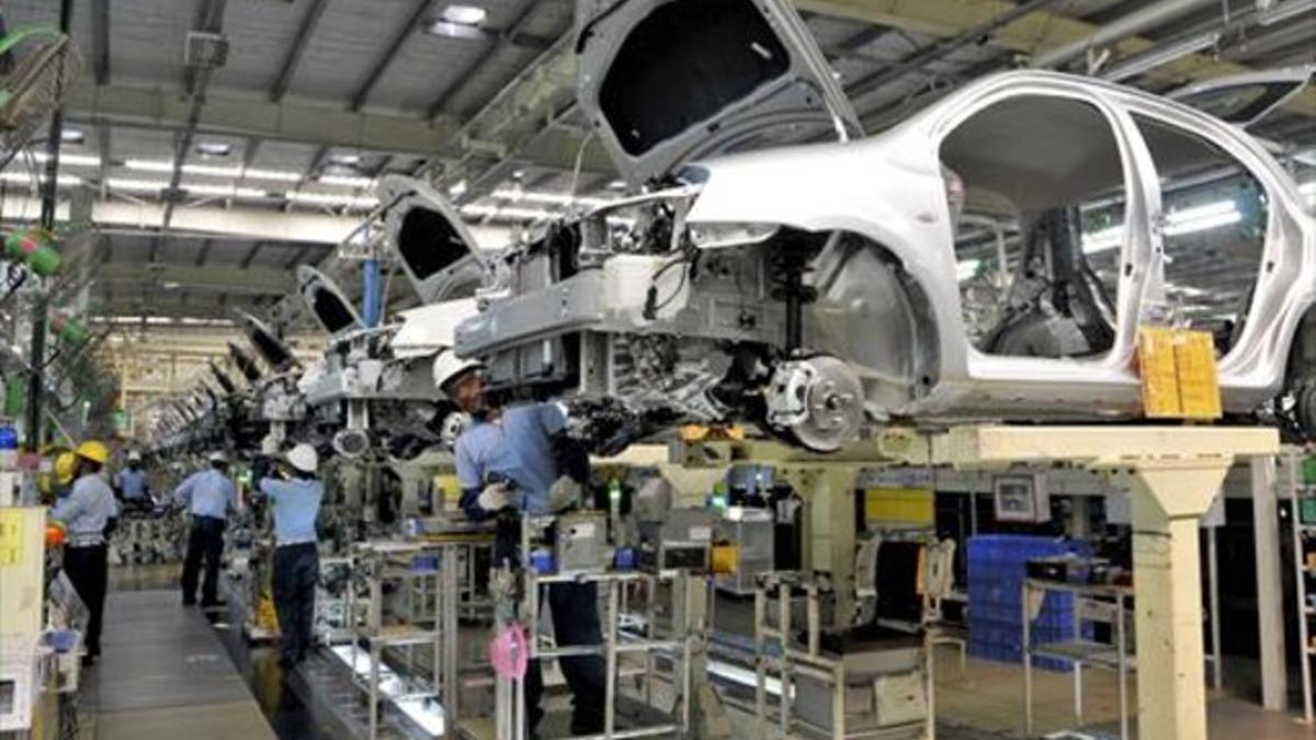 Trabajadores ensamblan coches en una fábrica de Toyota en Bidadi, India.