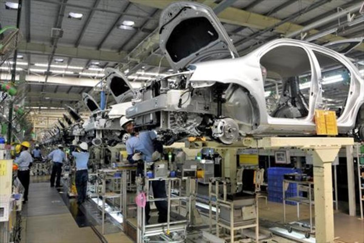 Treballadors acoblen cotxes en una fàbrica de Toyota a Bidadi, l’Índia.