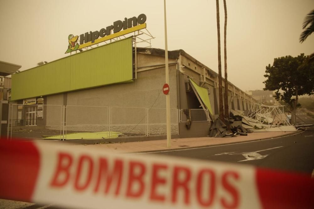 El viento y la calima causan numerosas incidencias en Tenerife.