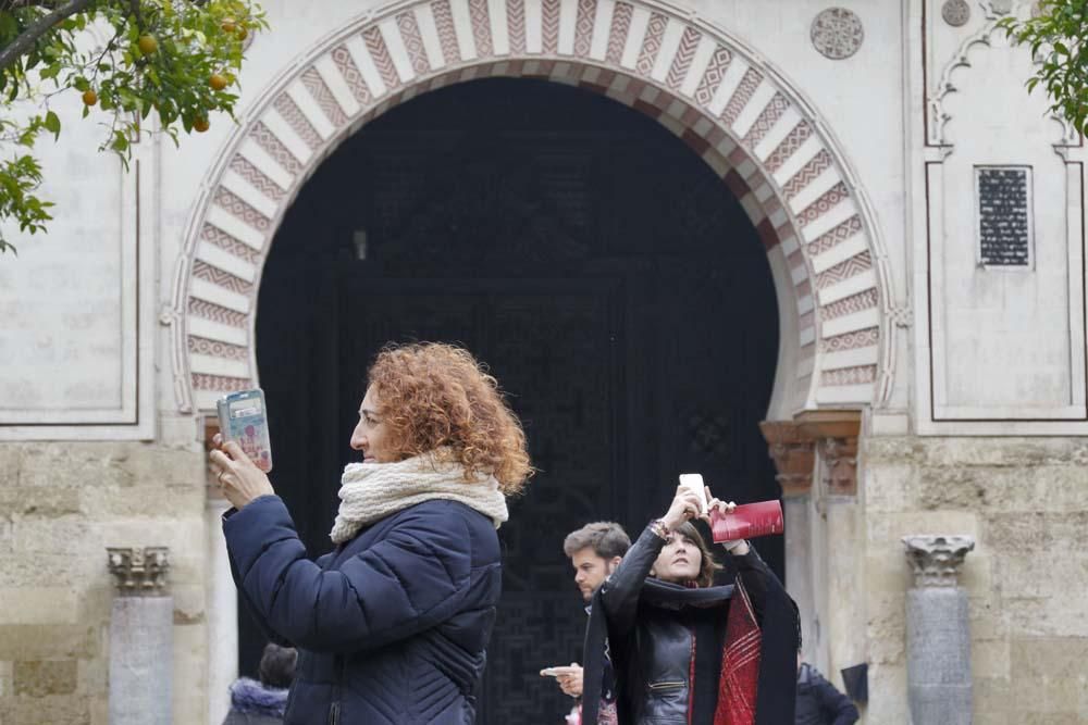 Un puente de selfies y colas