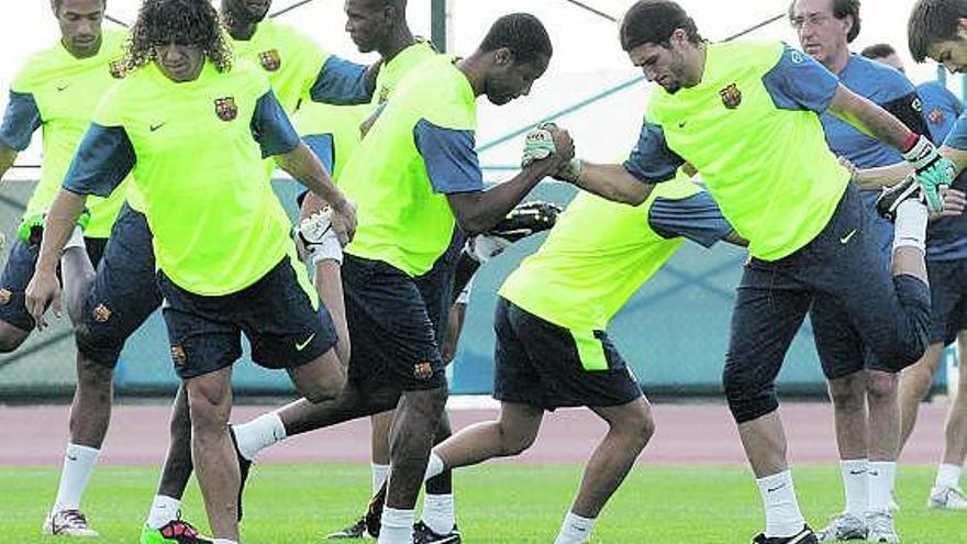 Un momento del entrenamiento realizado ayer por los jugadores del Barcelona en Abu Dabi.