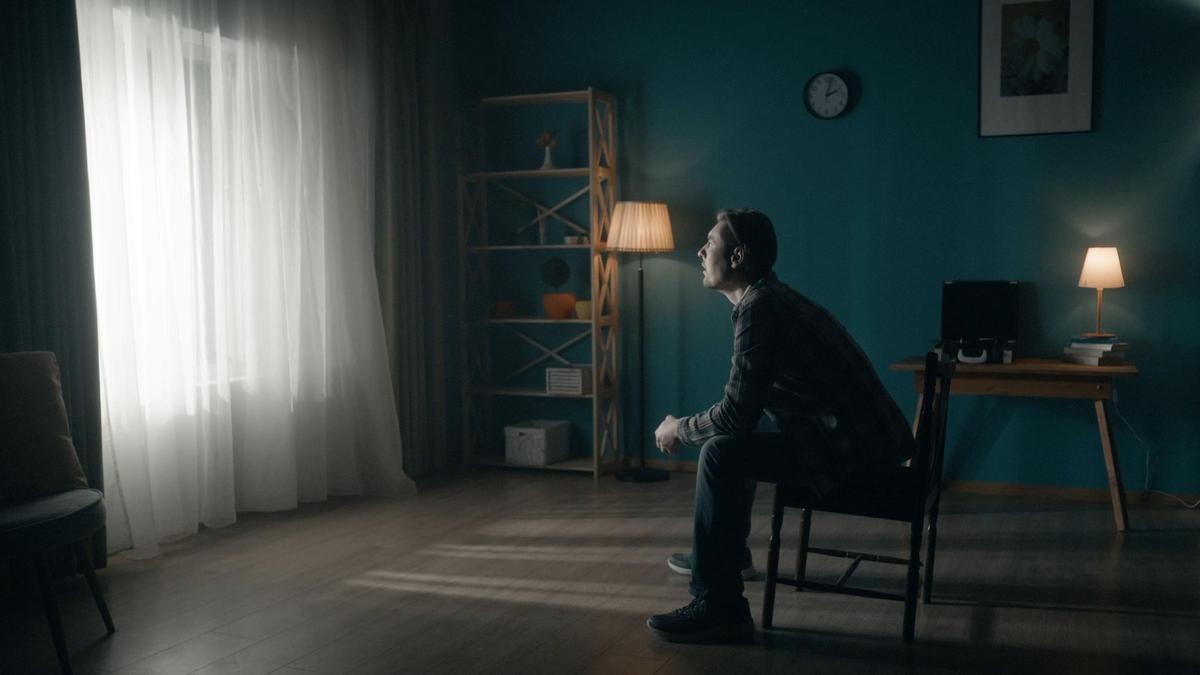 Un hombre triste en su casa
