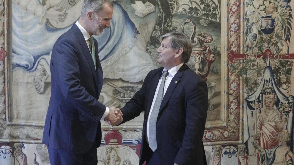 El Rey ha recibido al president del Parlament, Vicenç Thomàs, en la Almudaina