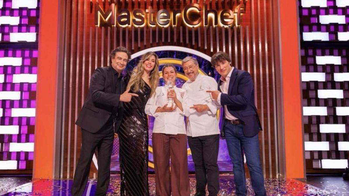 Camilla, con el trofeo, junto a Pepe Rodríguez, Marta Sanahúja, Joan Roca y Jordi Cruz.