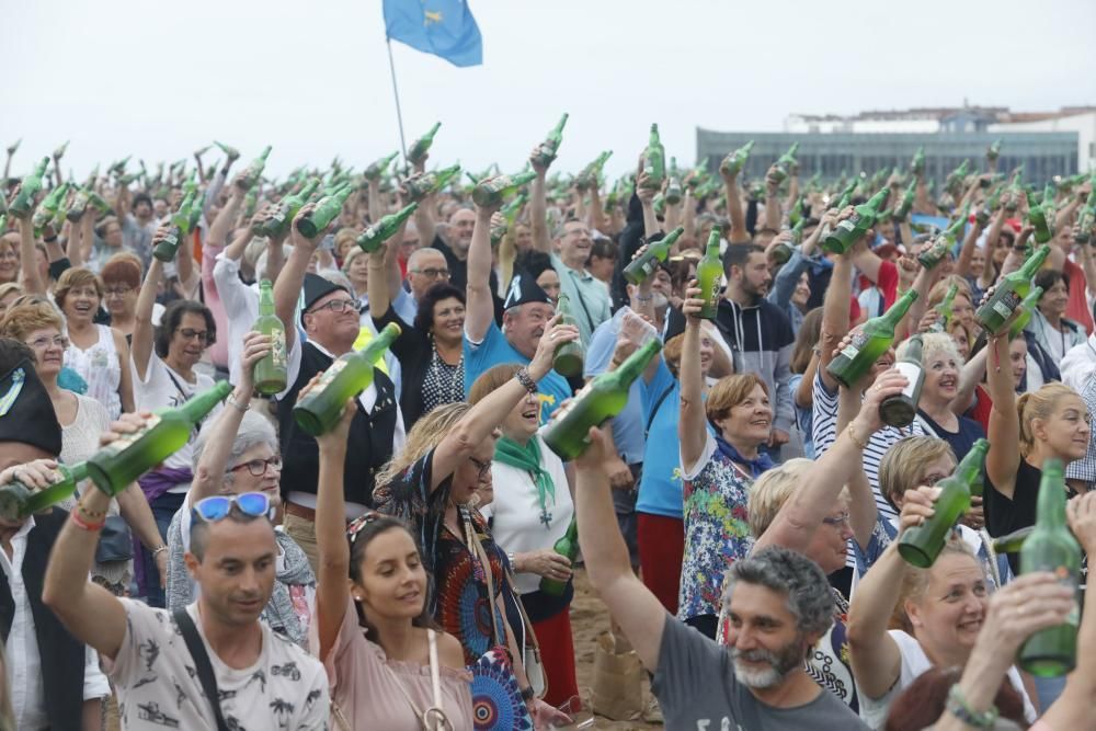 Gijón bate el récord de escanciado simultáneo de sidra