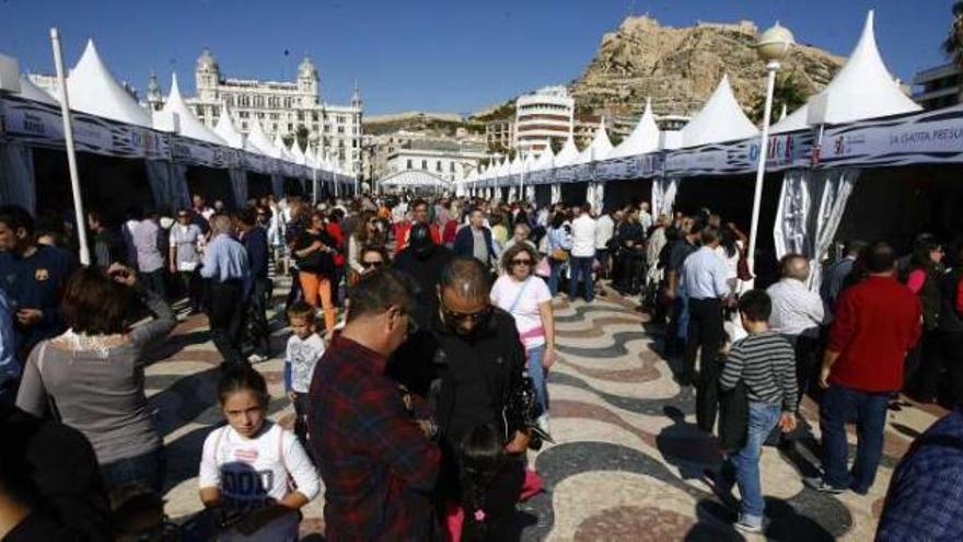 La primera jornada de la feria outlet recibió a numerosos visitantes y turistas.