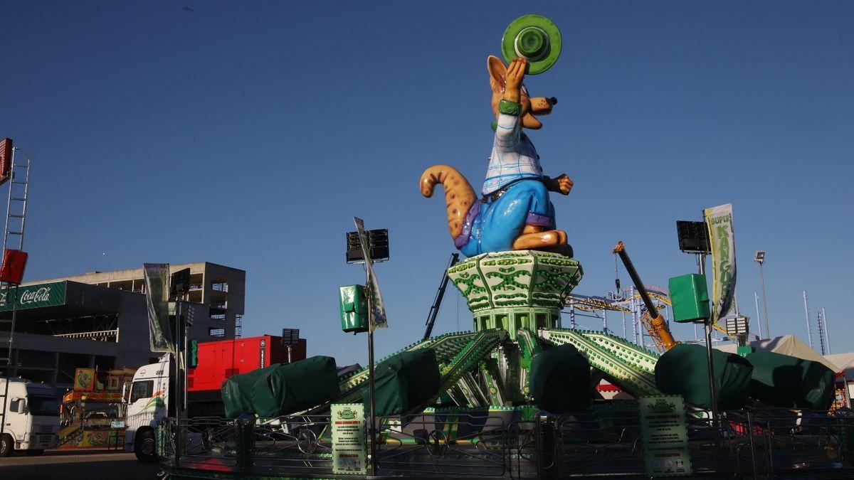 Atracciones que se están instalando en el recinto ferial.