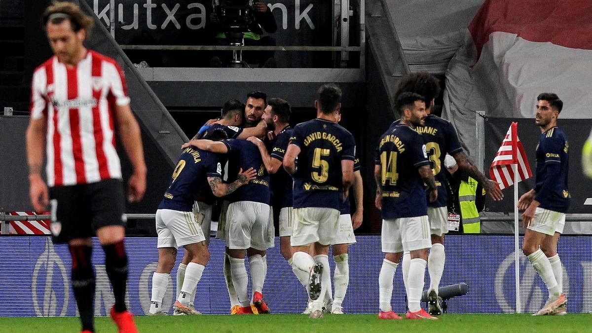 Los jugadores de Osasuna celebran ante el Athletic.