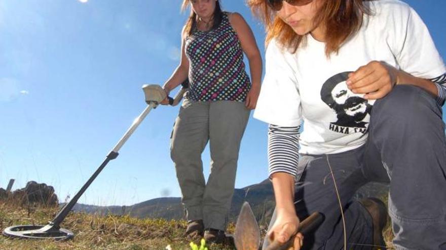 Elena Quintanal y Esperanza Martín, durante la última campaña arqueológica en el Picu L.lagüezos.