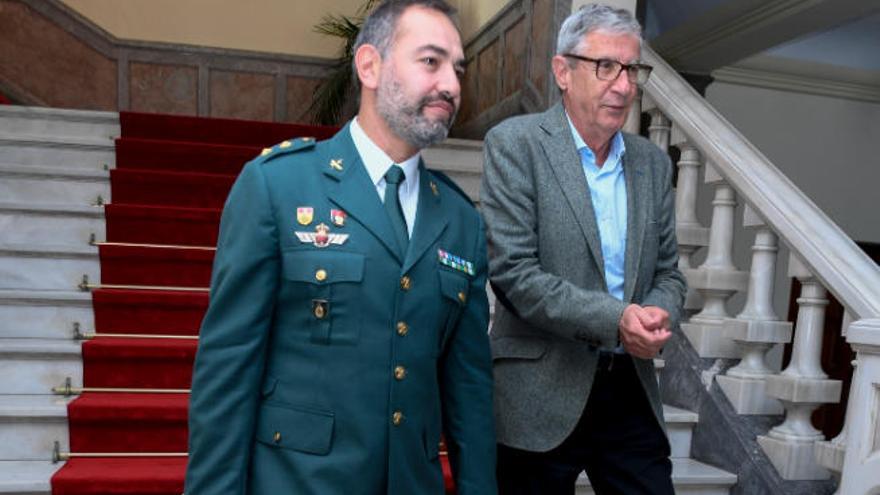 El teniente coronel Daniel Vázquez y el delegado del Gobierno.