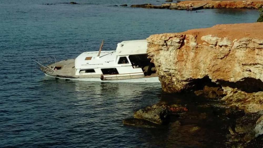 Un barco encllado y olvidado en es Canar