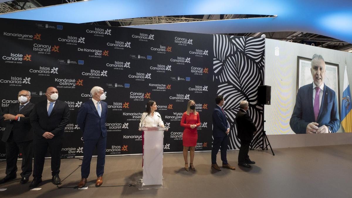 Ángel Víctor Torres durante su intervención, desde Gran Canaria, en la inauguración del pabellón de Canarias en Fitur ante Yaiza Castilla y otras autoridades del Archipiélago desplazadas a Madrid.