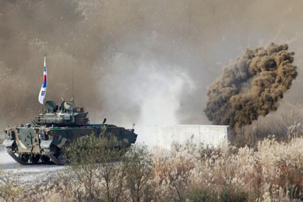 Un tanc de l’Exèrcit d’infanteria K-21 de Corea del Sud durant un exercici militar amb foc real.