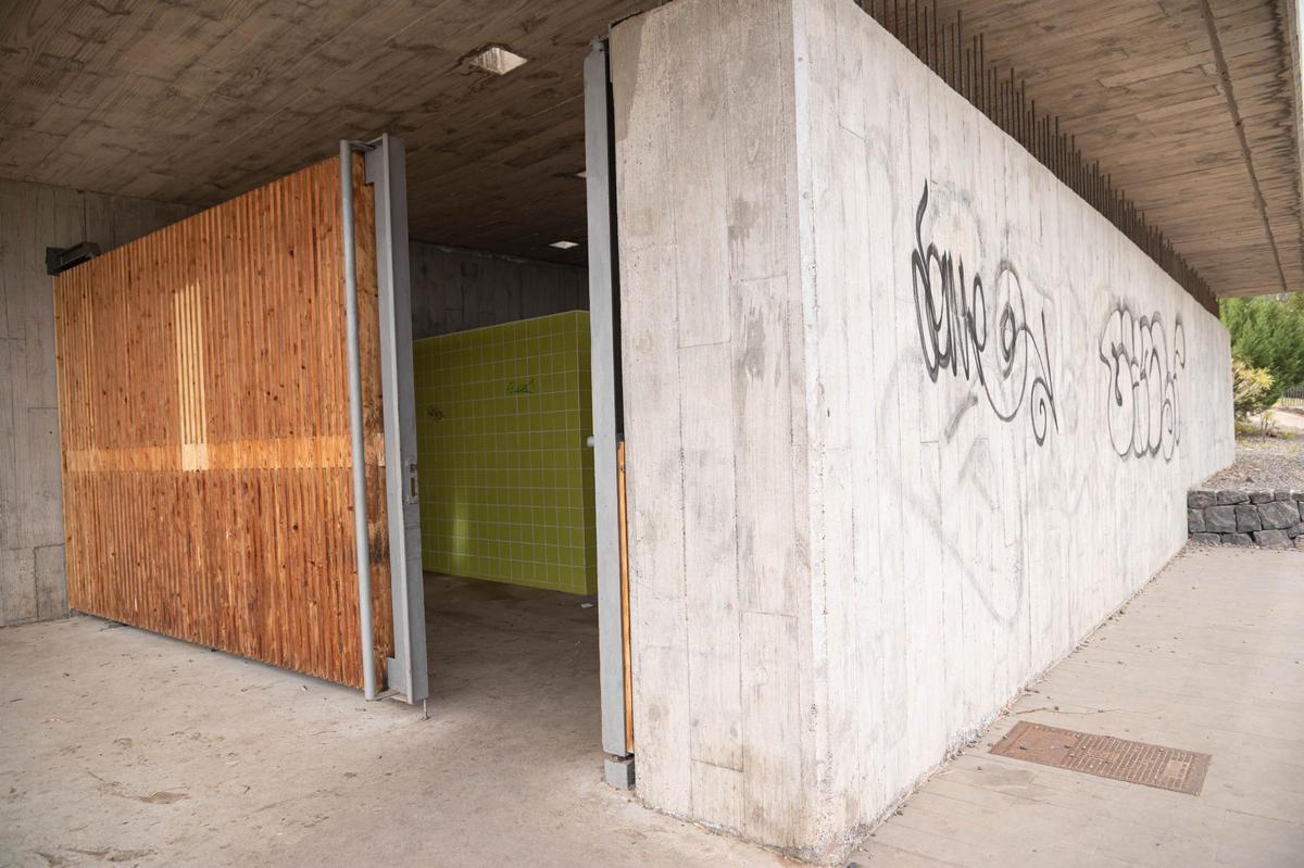 Pintadas vandálicas en el edificio de uso público del Parque de Las Mesas.